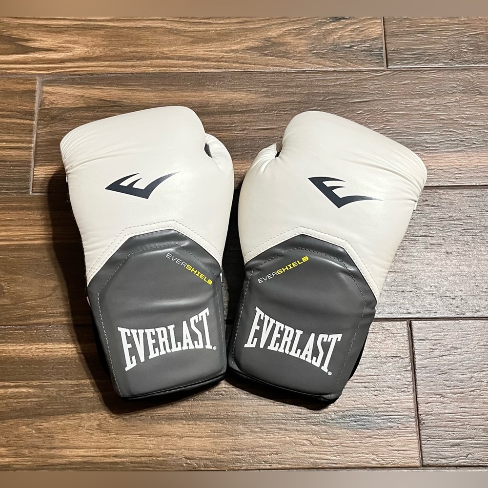 Everlast Cream and‎ Gray Boxing Gloves